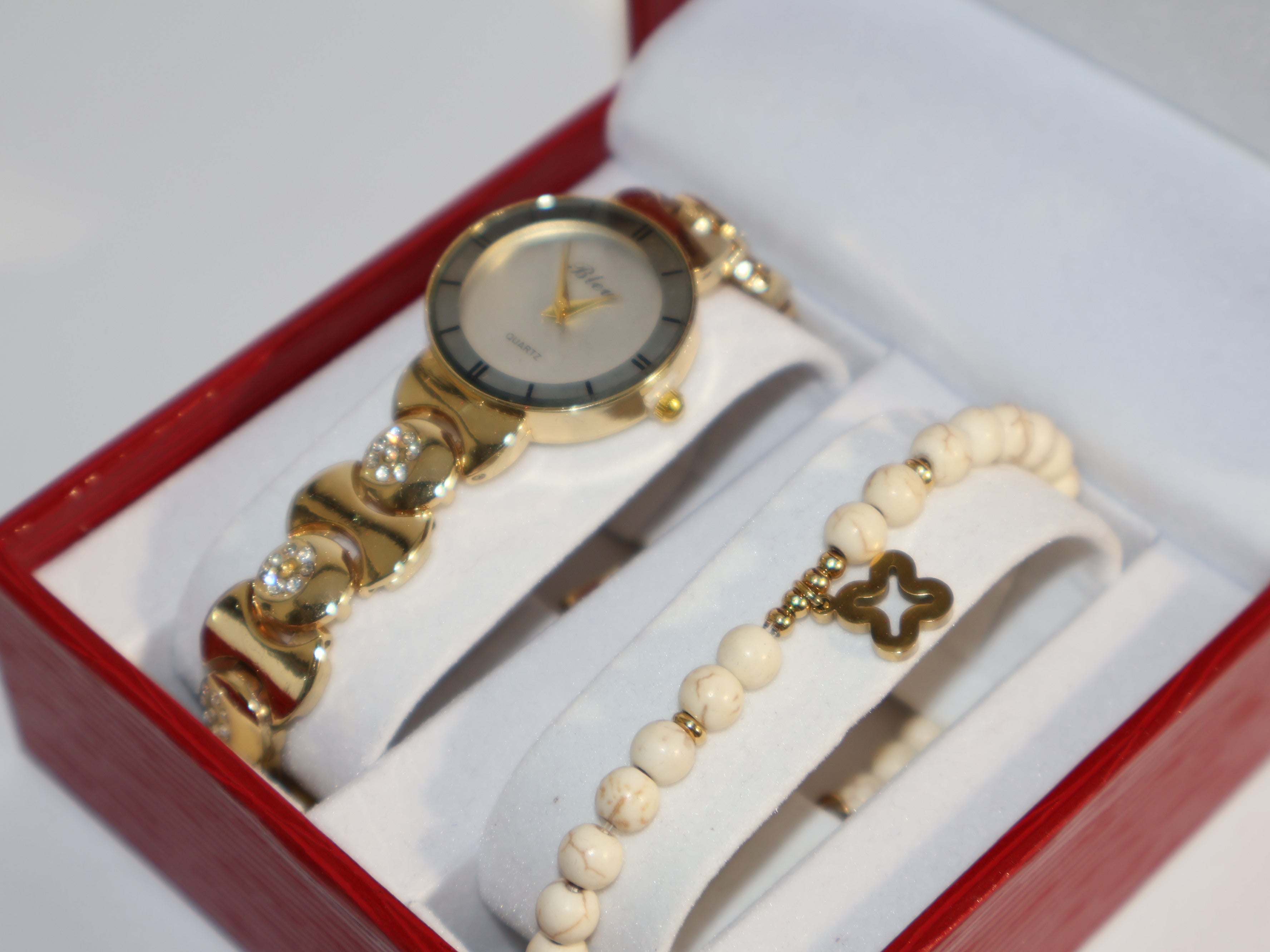 Elegantes Damenuhren-Set mit Armband – Goldene Armbanduhr und Perlenarmband im Geschenkkarton