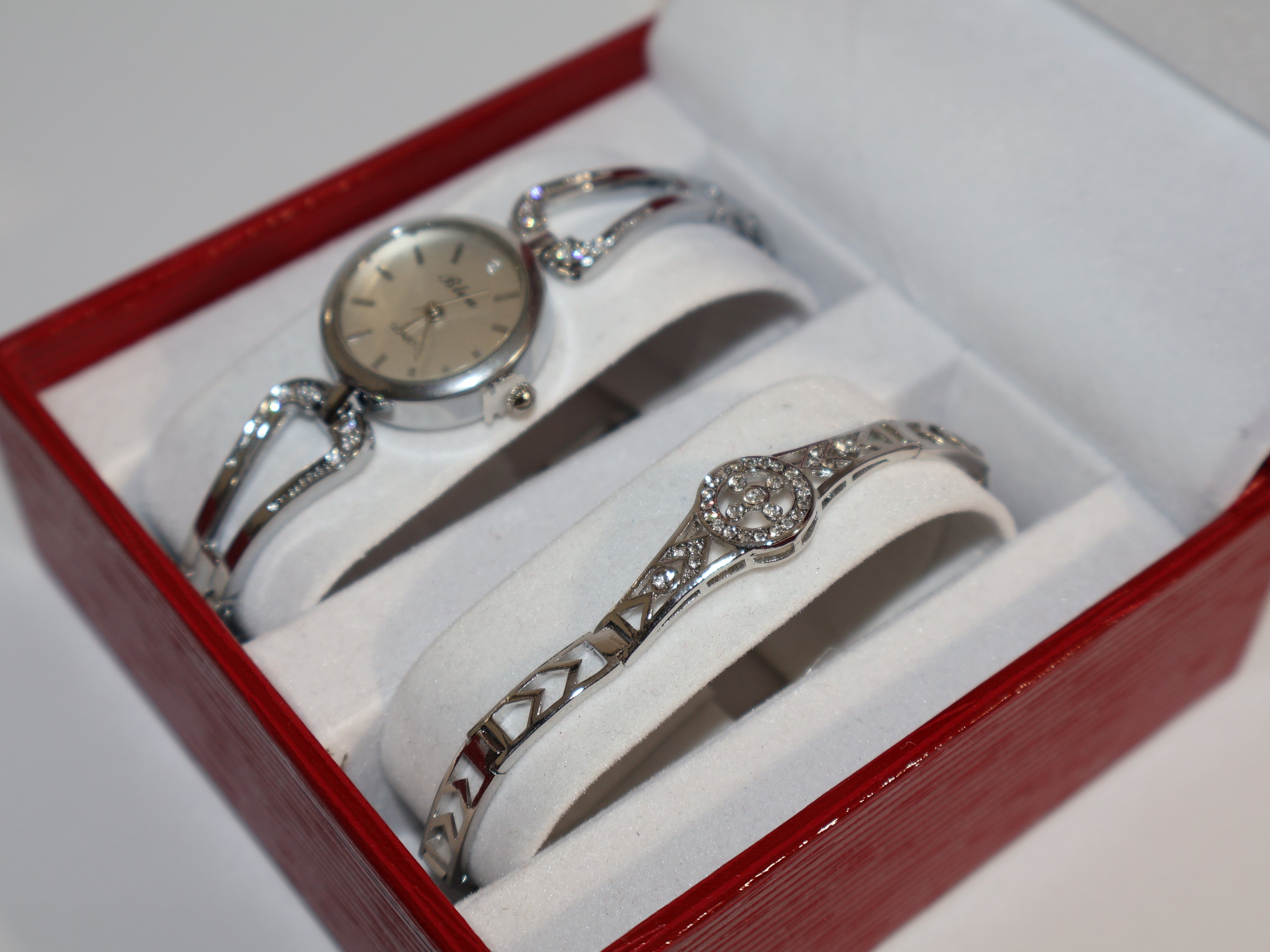 Elegantes Damenuhren-Set mit Armband – Goldene Armbanduhr und Perlenarmband im Geschenkkarton