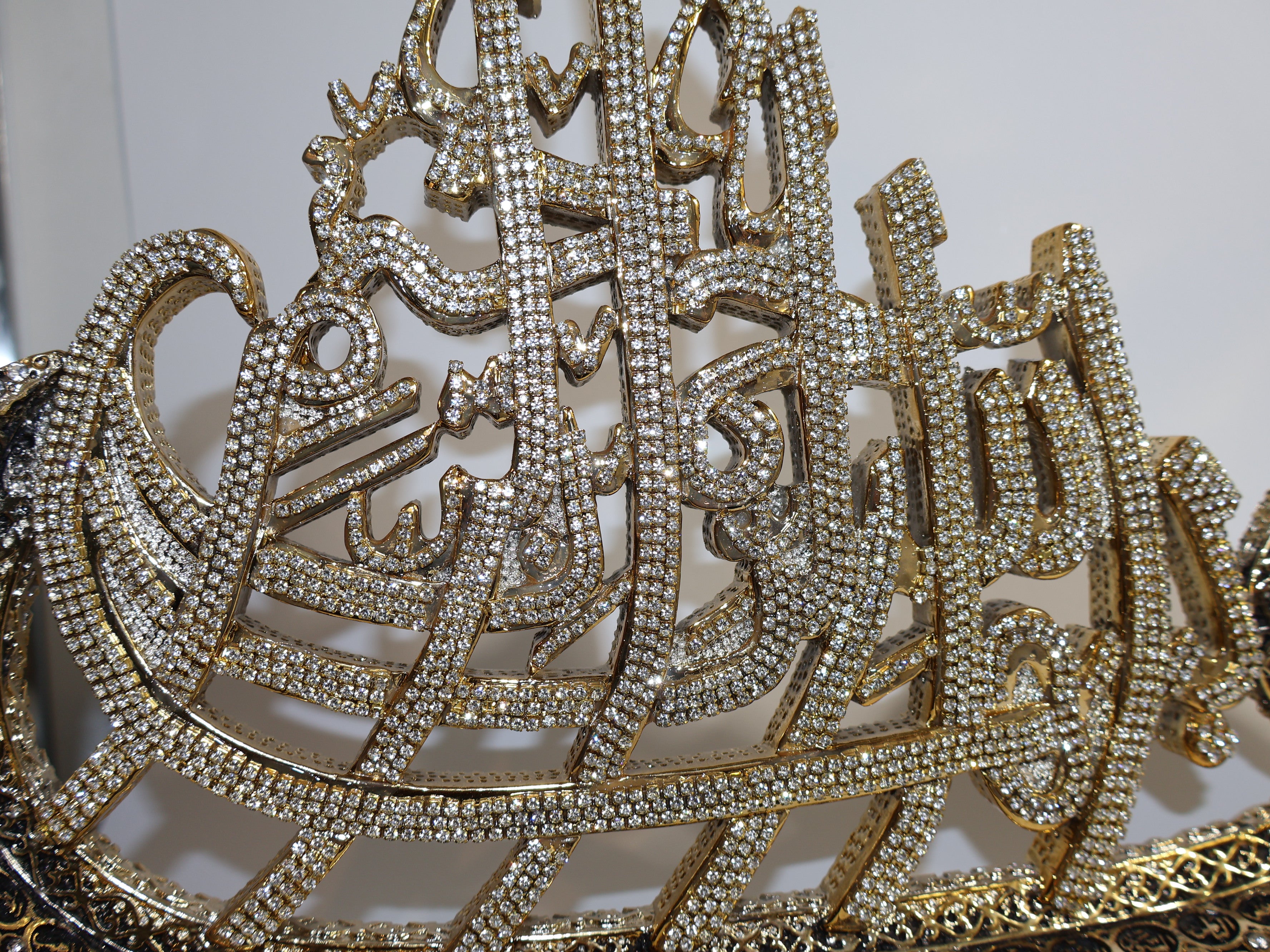 Luxuriöse Islamische Kalligrafie-Deko mit Strasssteinen – Elegantes Arabisches Kunstwerk in Gold