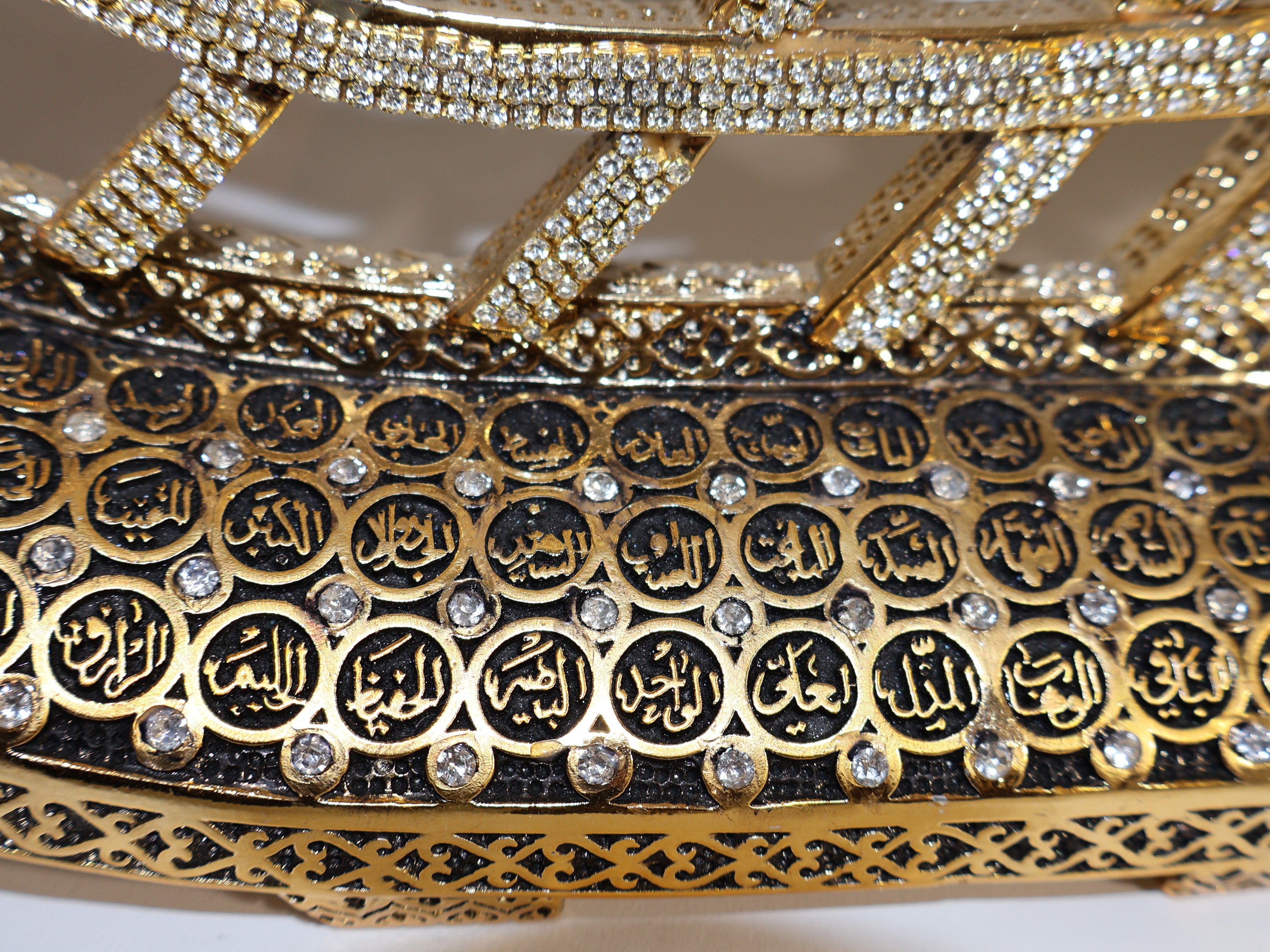 Luxuriöse Islamische Kalligrafie-Deko mit Strasssteinen – Elegantes Arabisches Kunstwerk in Gold