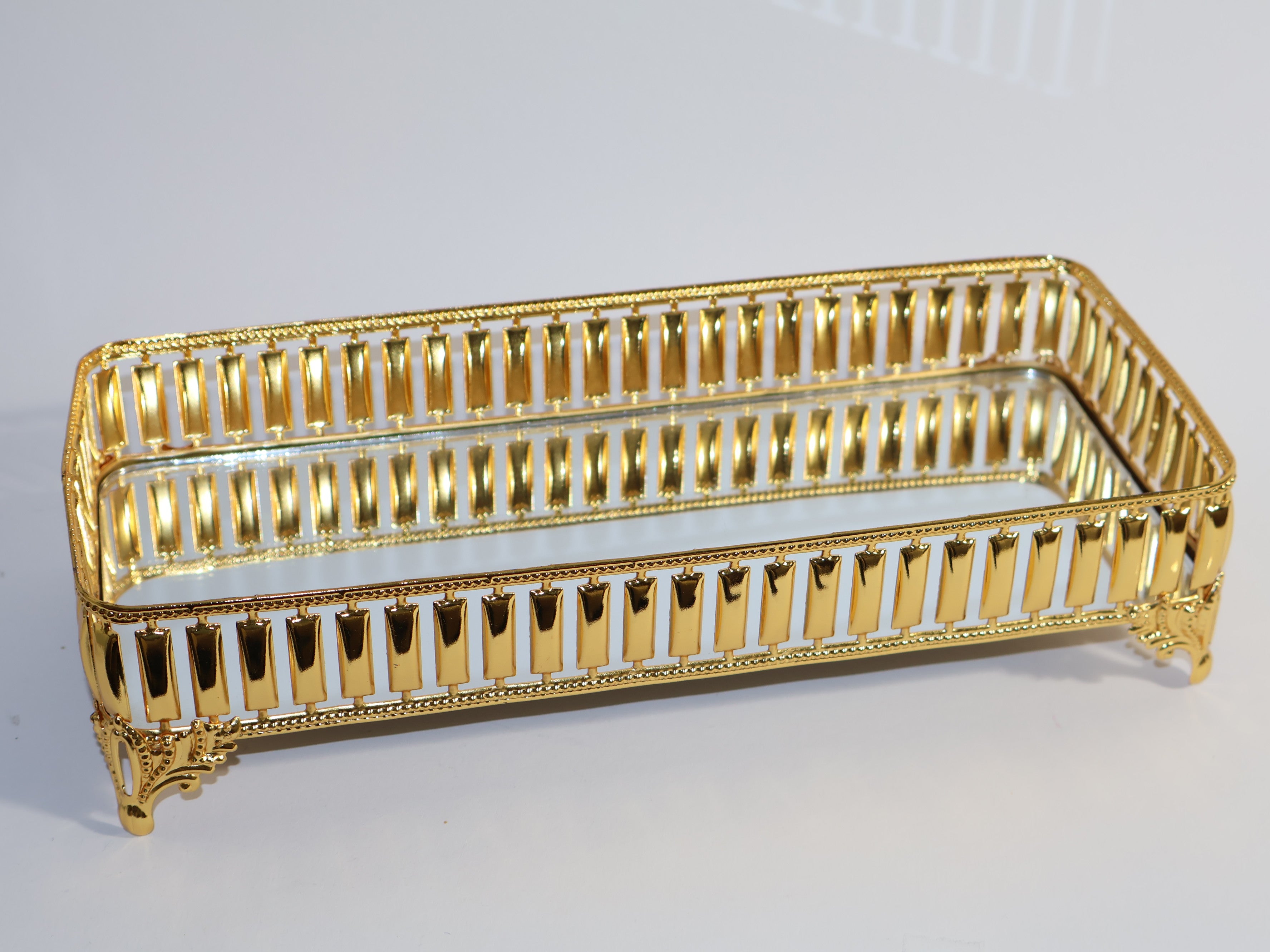Rechteckiges Goldtablett mit Spiegelboden – Elegantes Deko- und Serviertablett für Zuhause und Events, Länge: 30cm , Breite 15cm , Höhe 8cm.