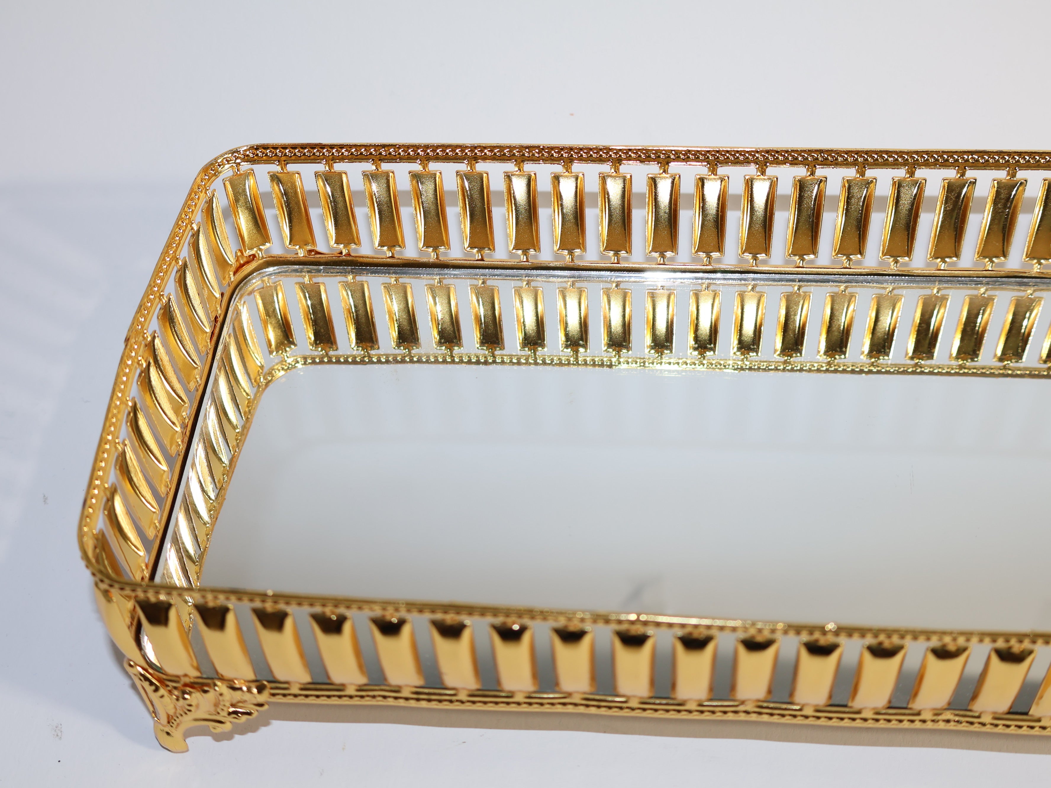 Rechteckiges Goldtablett mit Spiegelboden – Elegantes Deko- und Serviertablett für Zuhause und Events, Länge: 30cm , Breite 15cm , Höhe 8cm.