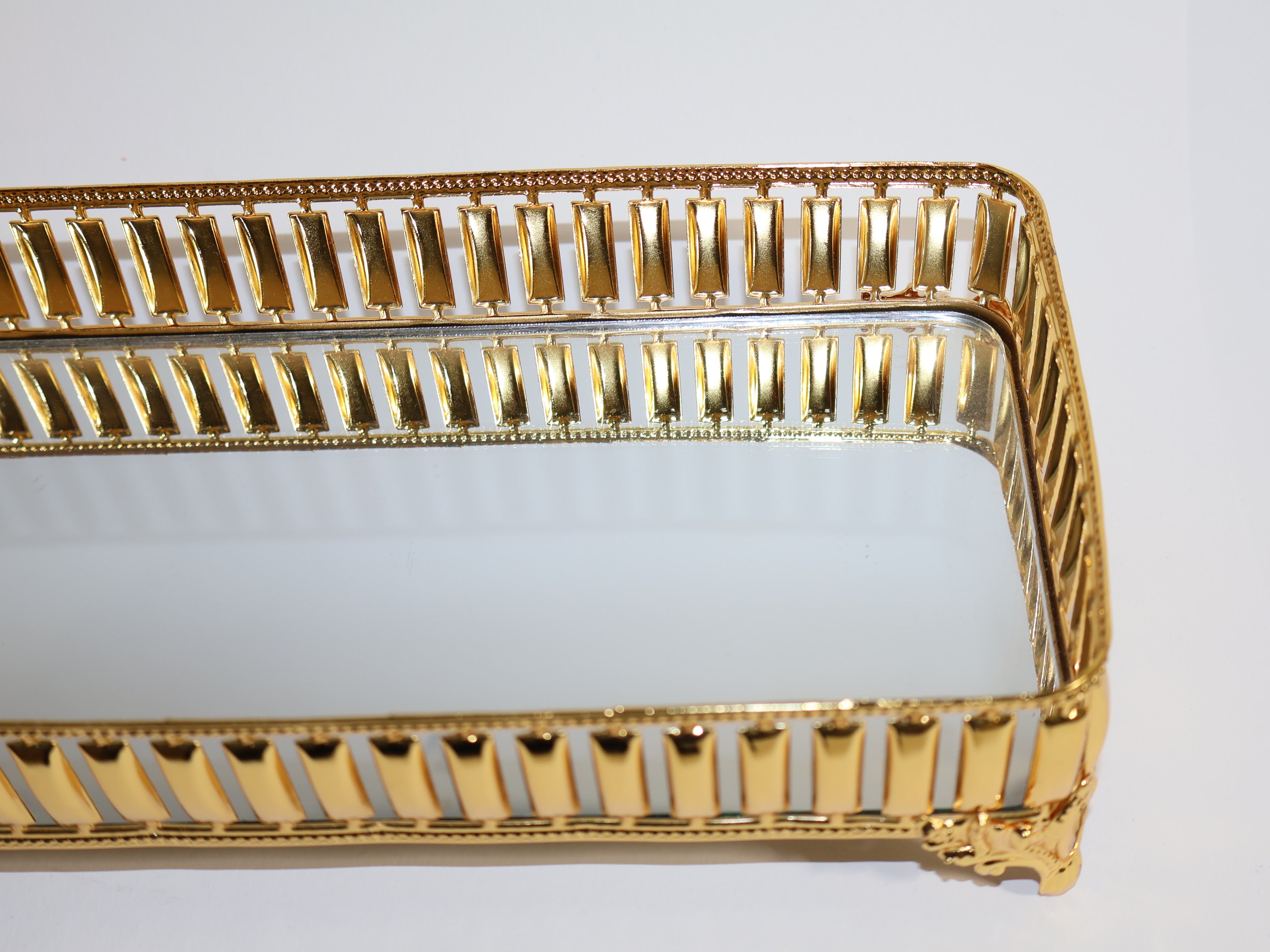 Rechteckiges Goldtablett mit Spiegelboden – Elegantes Deko- und Serviertablett für Zuhause und Events, Länge: 30cm , Breite 15cm , Höhe 8cm.