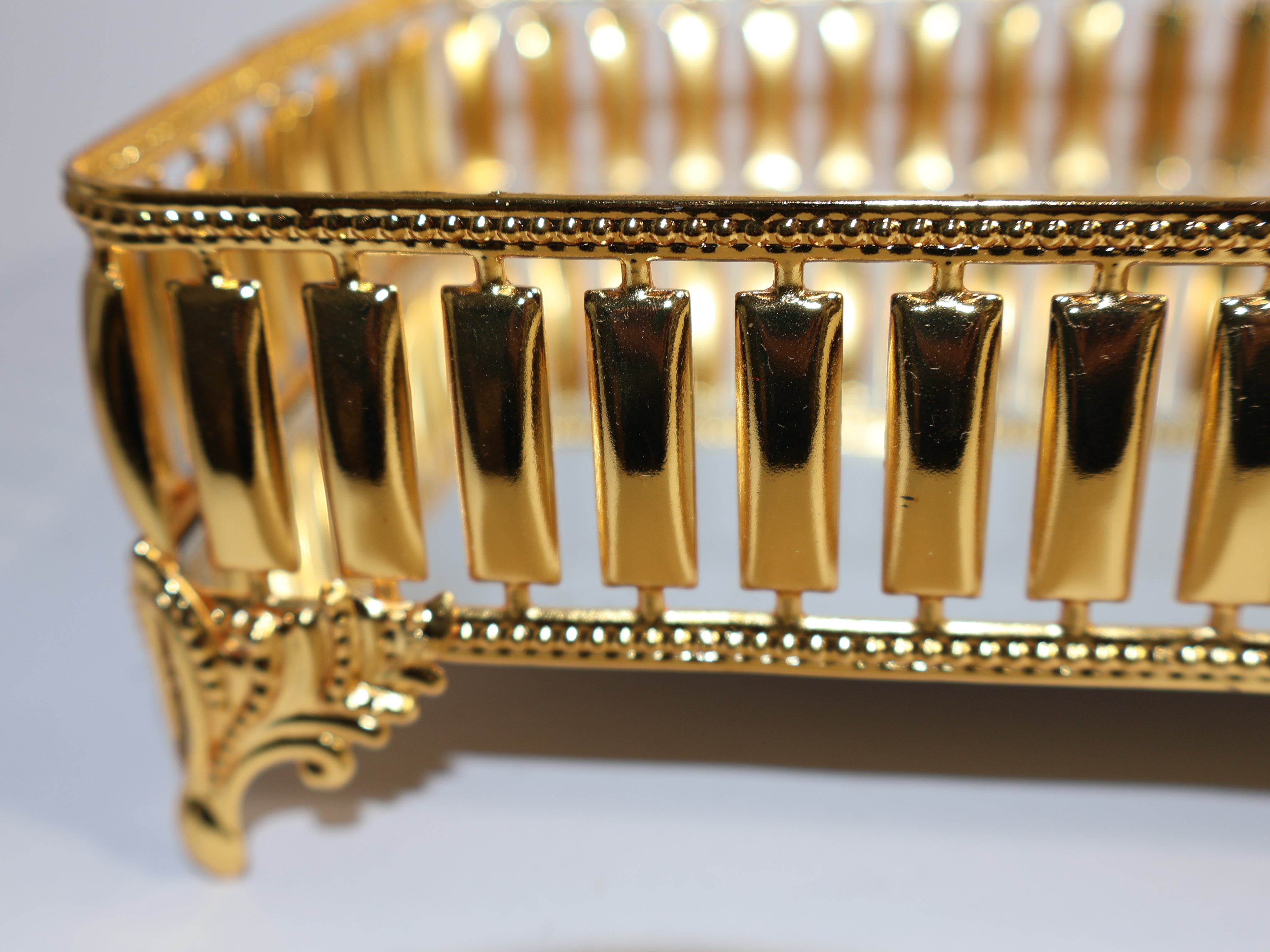 Rechteckiges Goldtablett mit Spiegelboden – Elegantes Deko- und Serviertablett für Zuhause und Events, Länge: 30cm , Breite 15cm , Höhe 8cm.