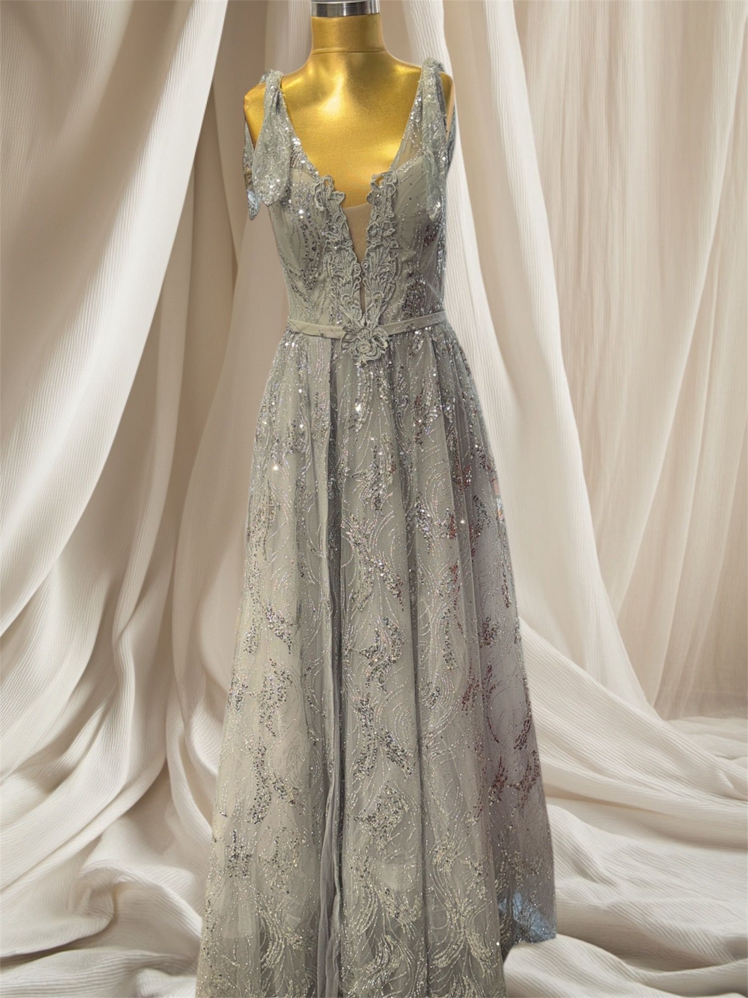 Elegantes Abendkleid in Glitzerndem Grau mit Tiefem Ausschnitt