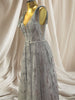 Elegantes Abendkleid in Glitzerndem Grau mit Tiefem Ausschnitt