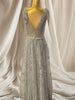 Elegantes Abendkleid in Glitzerndem Grau mit Tiefem Ausschnitt