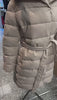 Laden und spielen Sie das Video im Galerie-Viewer ab, cremige beige Winterjacke, kurze Jacke für Frauen, asymmetrische Jacke, winddichte Jacke, gesteppte Jacke