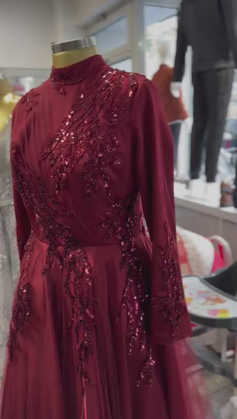 Elegantes Abendkleid in Glitzerndem Rot mit Tiefem Ausschnitt