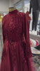 Laden und spielen Sie das Video im Galerie-Viewer ab, Elegantes Abendkleid in Glitzerndem Rot mit Tiefem Ausschnitt