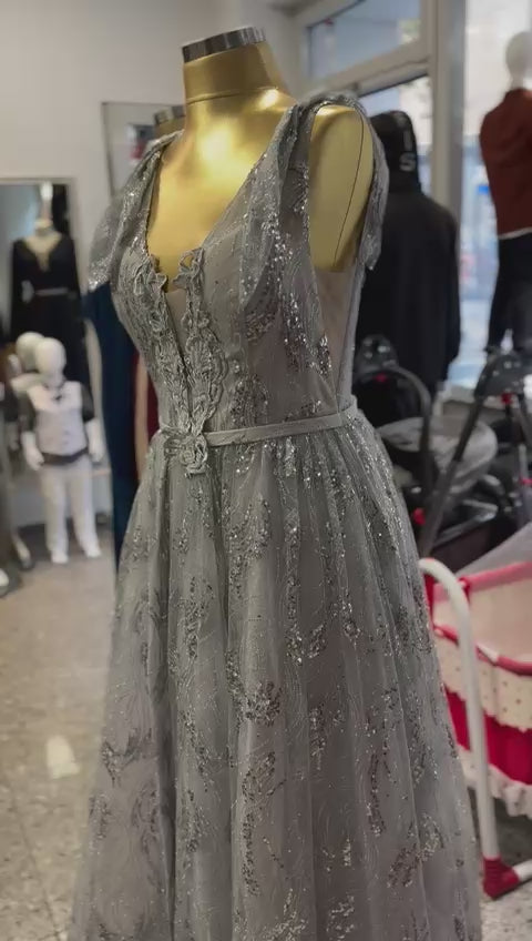 Elegantes Abendkleid in Glitzerndem Grau mit Tiefem Ausschnitt